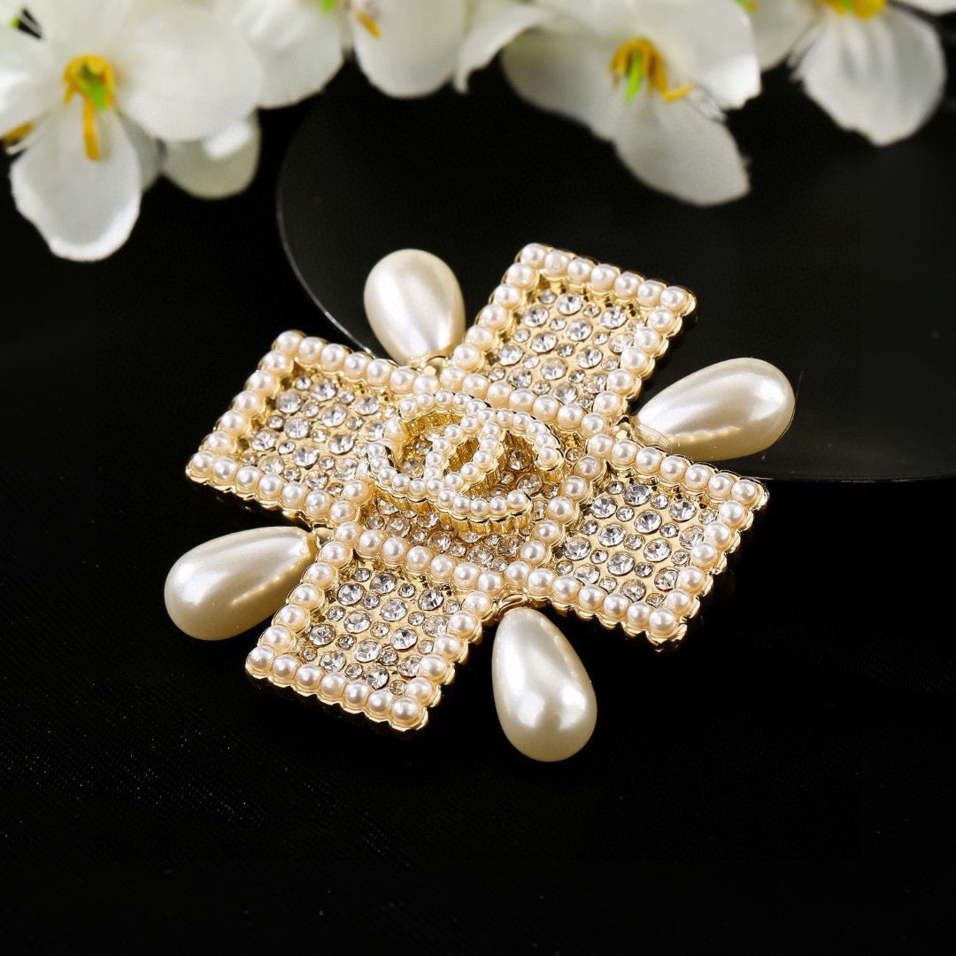 Pearl Brooch in Polished Metal-Tone – Pearl Detail – Design 008 detail view