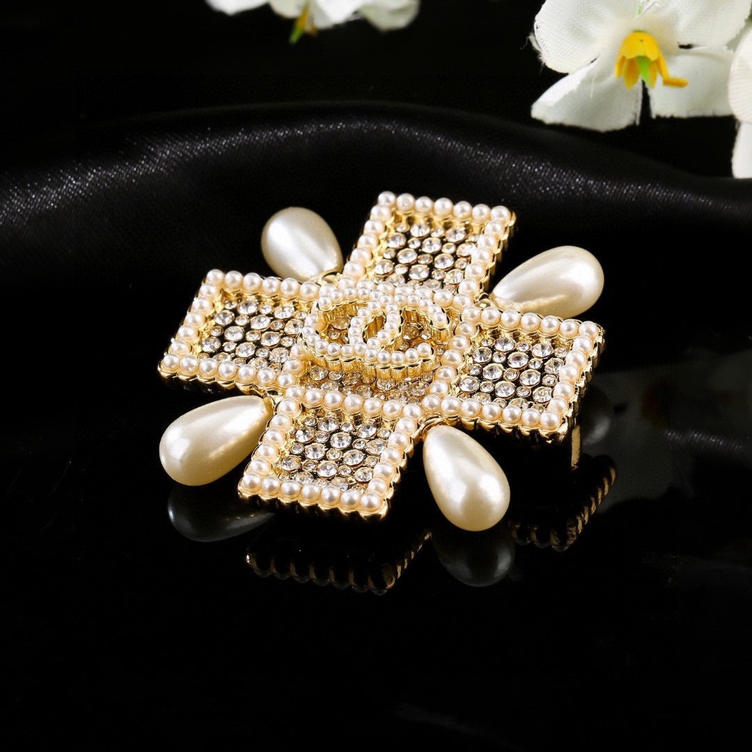 Pearl Brooch in Polished Metal-Tone – Pearl Detail – Design 008 close-up detail
