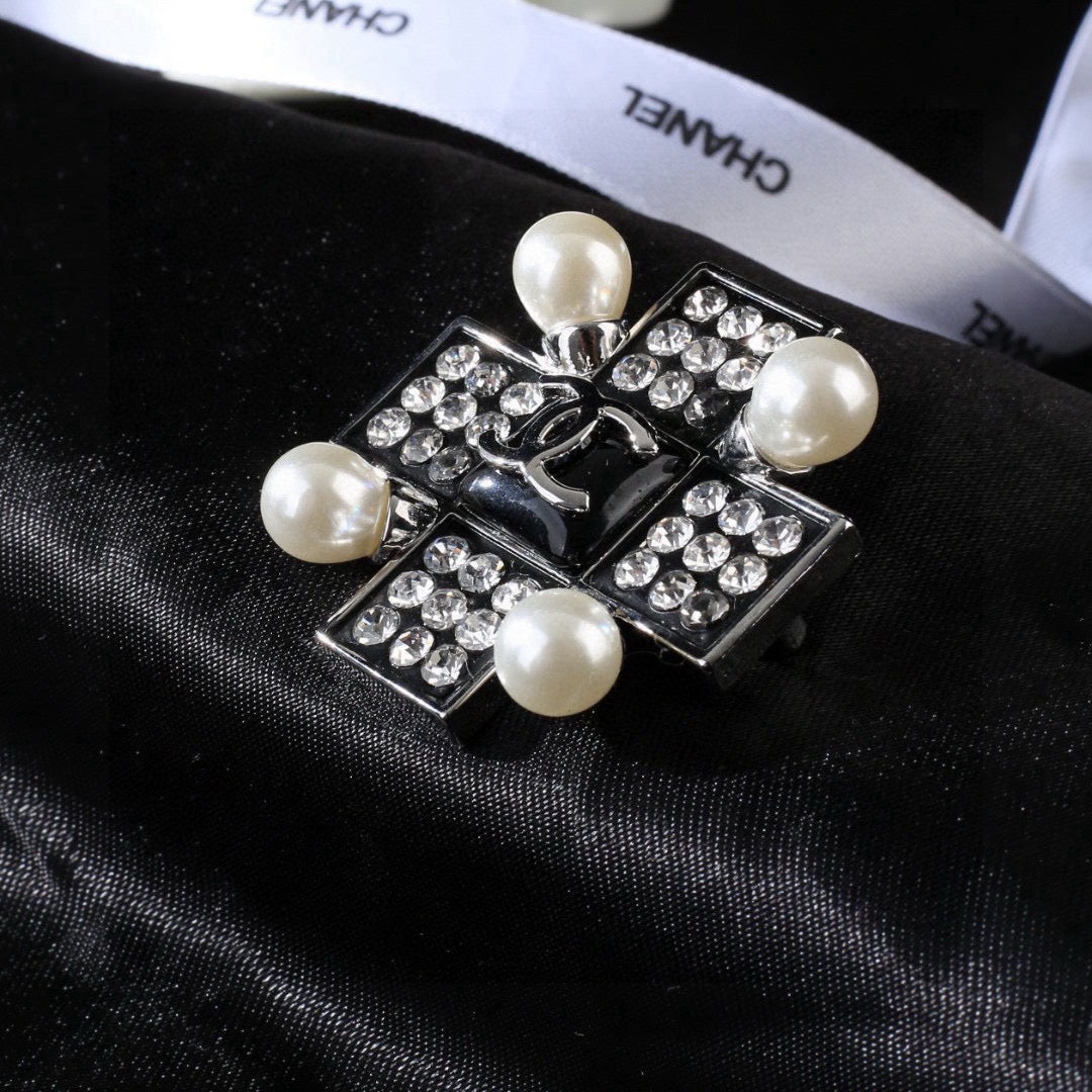 Signature Emblem Brooch in Polished Metal-Tone – Design 061 main product view