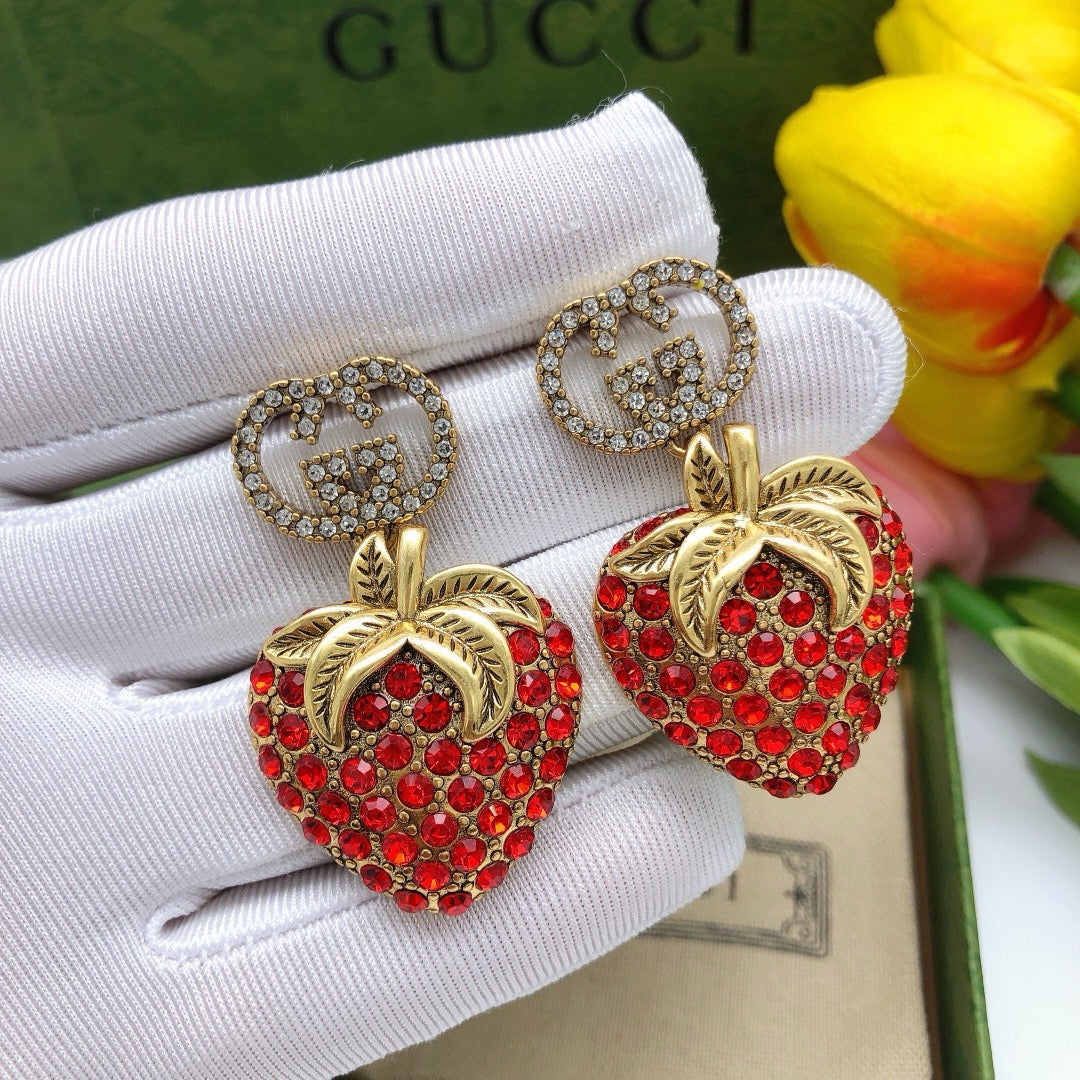 Geometric Emblem Hair Accessory – Red Detail detail view