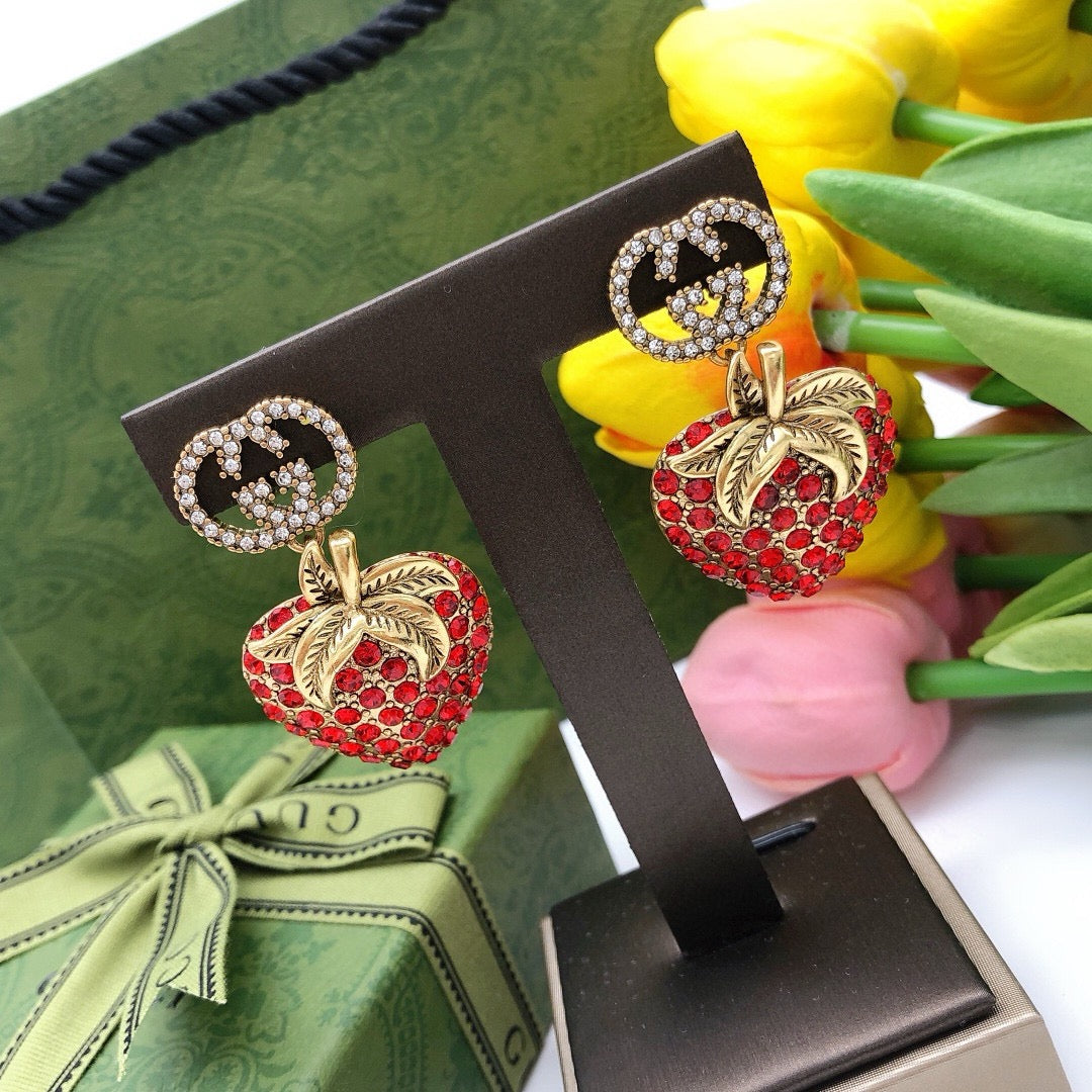 Geometric Emblem Hair Accessory – Red Detail close-up detail