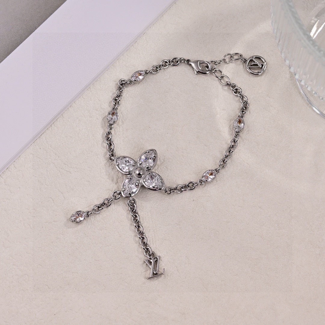 Clover Bracelet in Polished Metal-Tone – Clover Detail – Design 002 main product view
