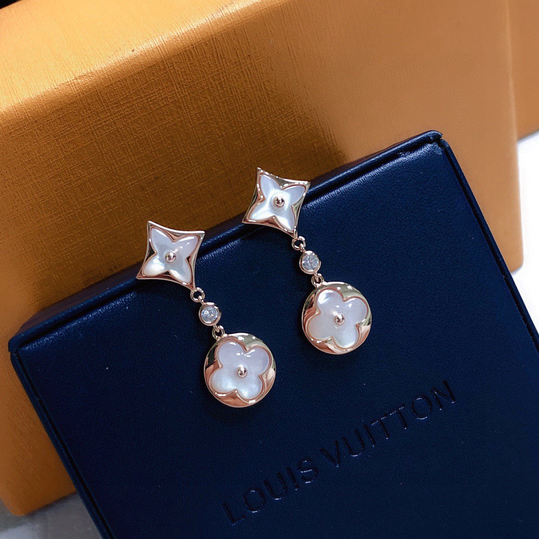 Clover Stud Earrings in Rose-Gold-Tone – Rose Gold Detail – Design 007 side detail