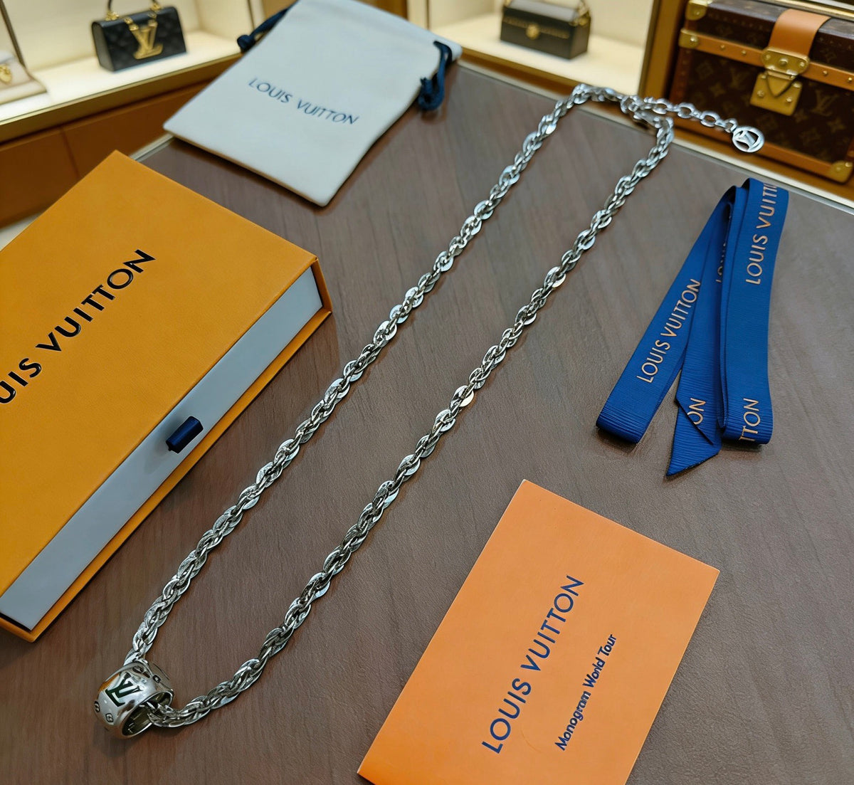 Chain Pendant Necklace in Silver-Tone – Design 043 detail view