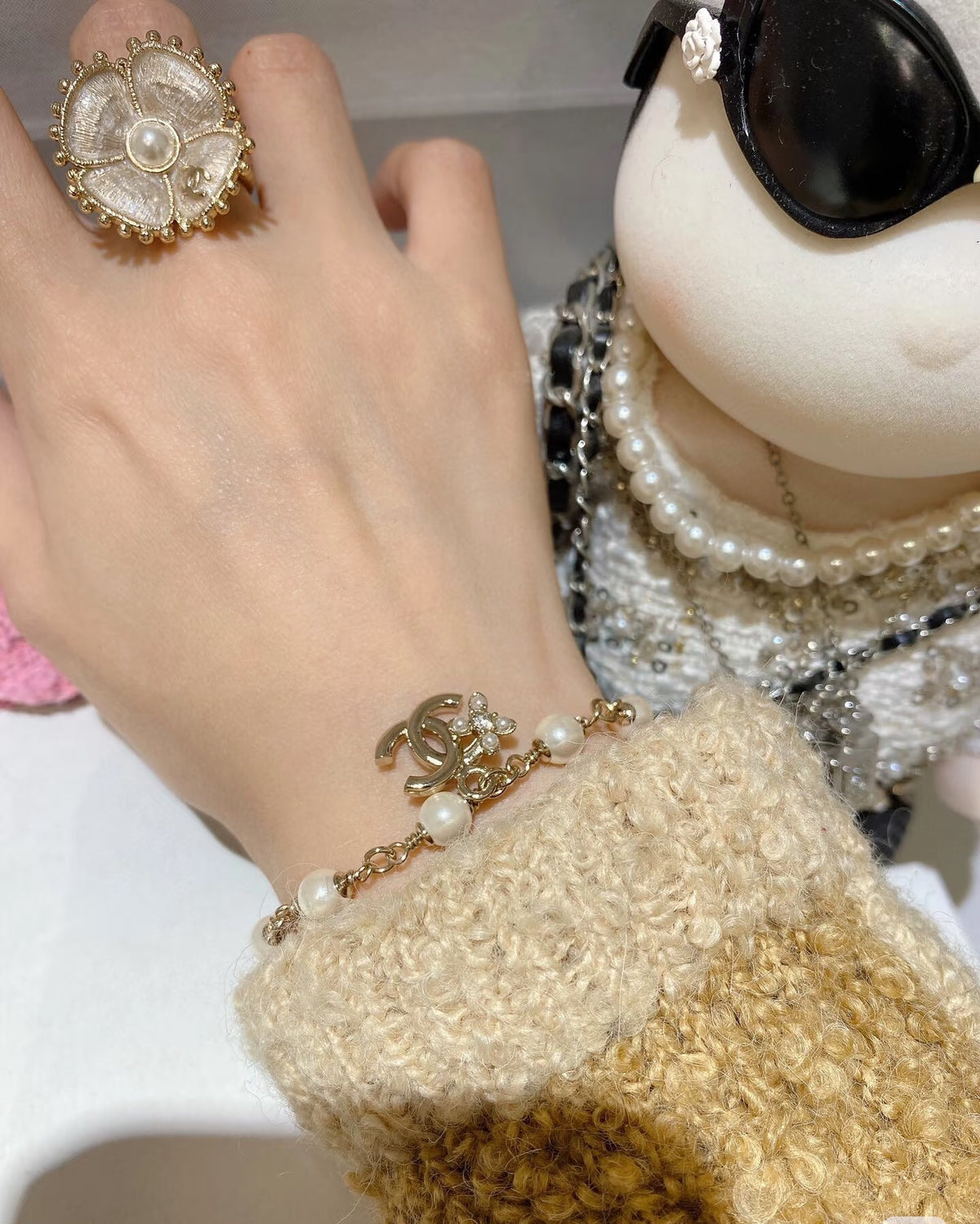Pearl Bracelet in Polished Metal-Tone – Pearl Detail – Design 009 detail view