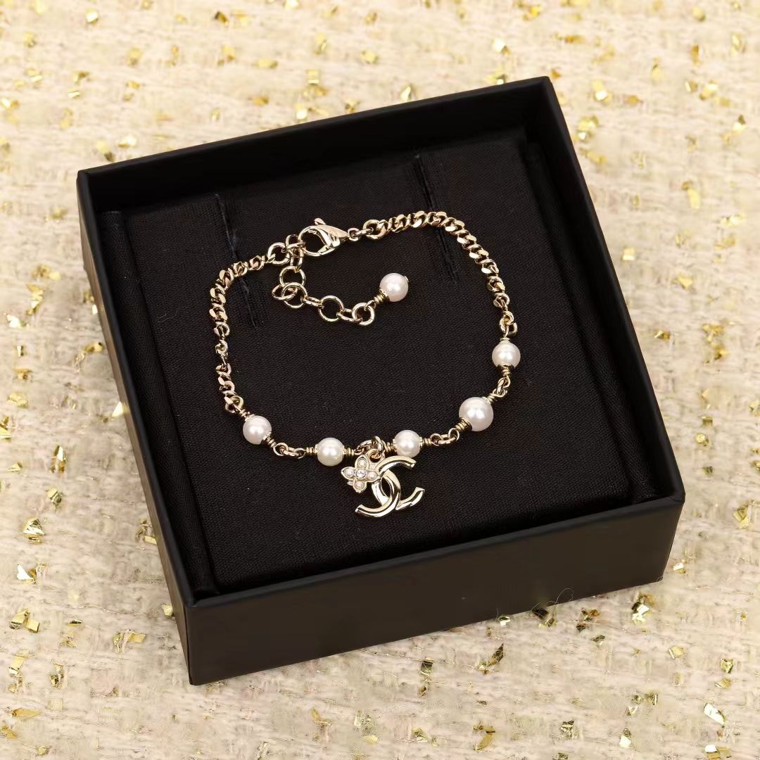 Pearl Bracelet in Polished Metal-Tone – Pearl Detail – Design 009 main product view