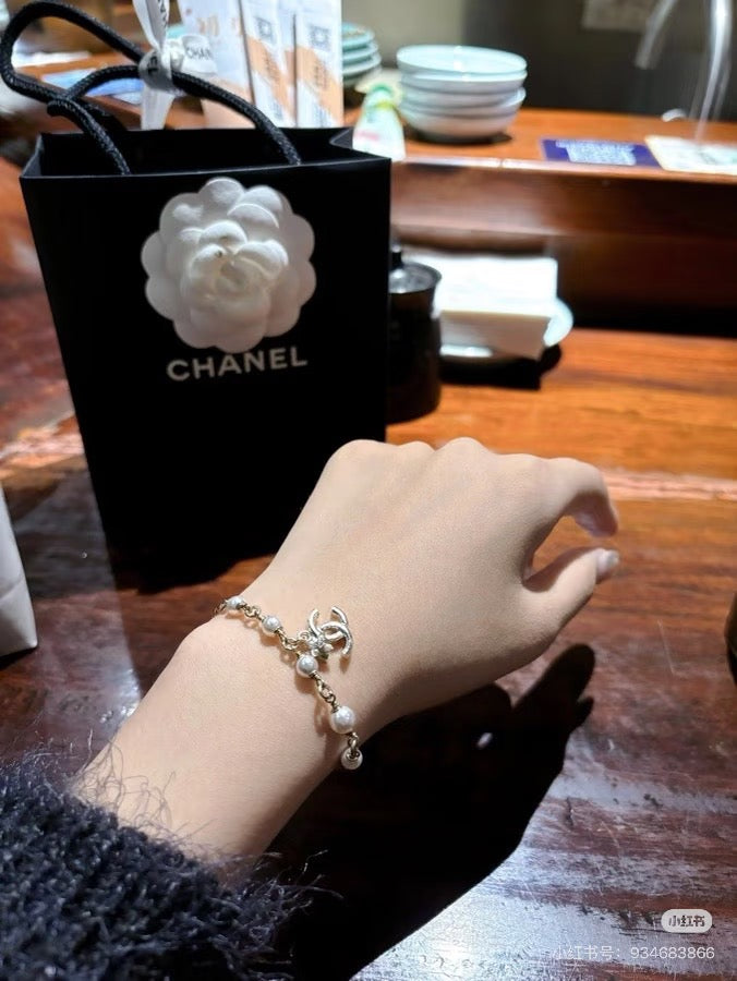 Pearl Bracelet in Polished Metal-Tone – Pearl Detail – Design 009 side detail