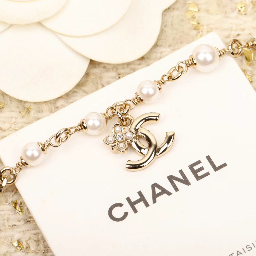 Pearl Bracelet in Polished Metal-Tone – Pearl Detail – Design 009 front product view