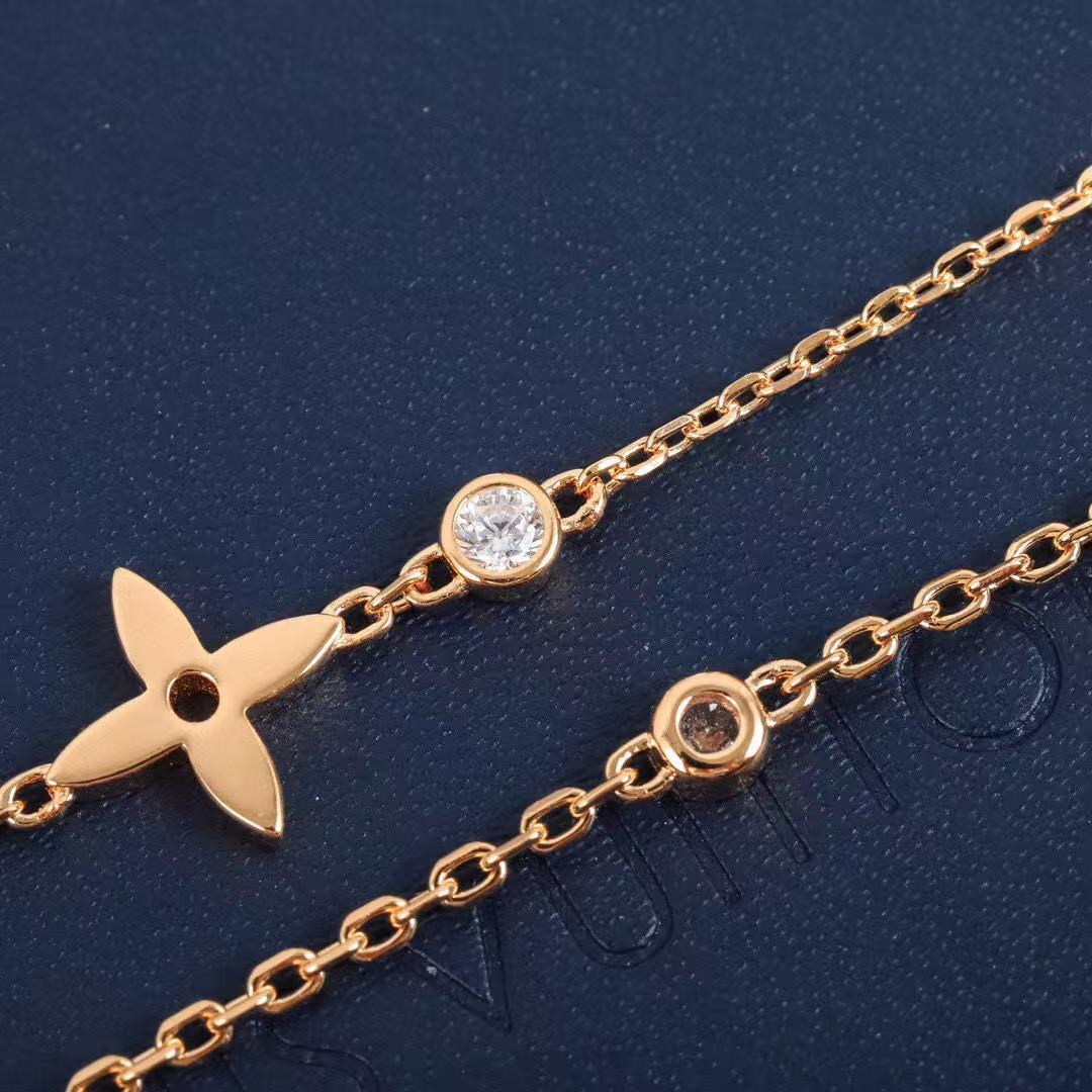 Clover Pendant Necklace in Polished Metal-Tone – Clover Detail – Design 011 front product view