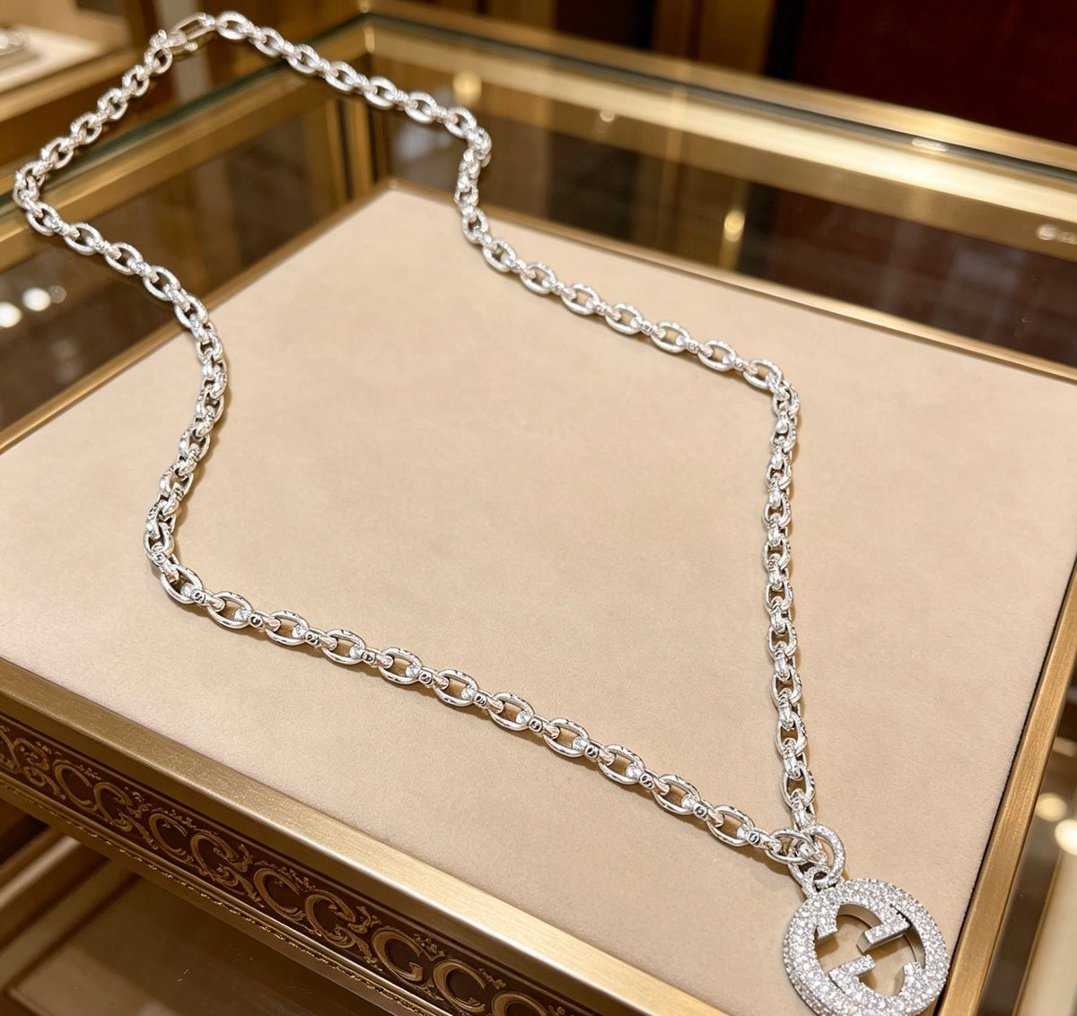 Double-G Emblem Pendant Necklace in Silver-Tone – Vintage Detail – Design 055 side detail