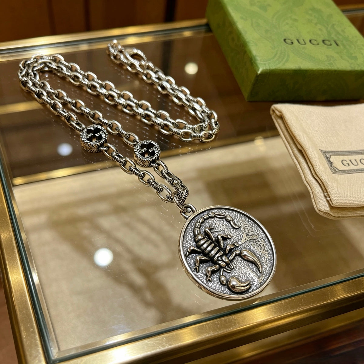 Chain Pendant Necklace in Polished Metal-Tone – Vintage Detail – Design 006 close-up detail