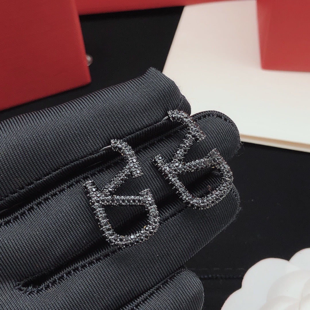 V Emblem Jewelry Accessory – Black detail view