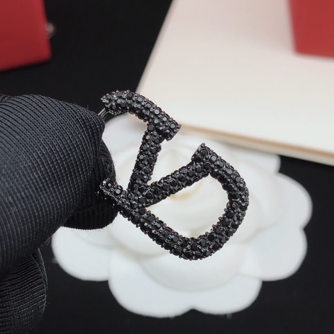 V Emblem Jewelry Accessory – Black front view