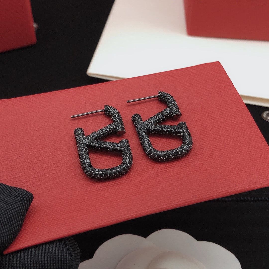 V Emblem Jewelry Accessory – Black front view
