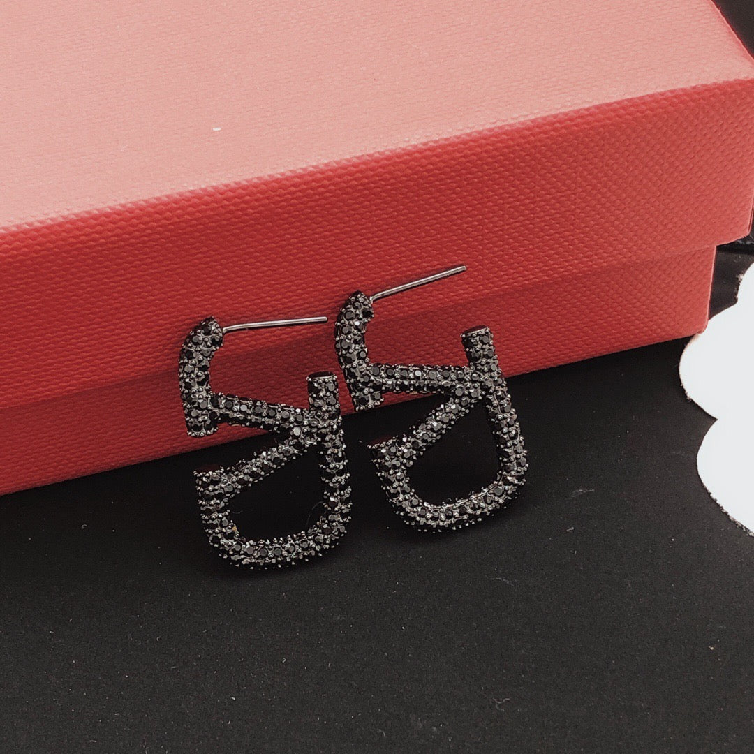 V Emblem Jewelry Accessory – Black main product view