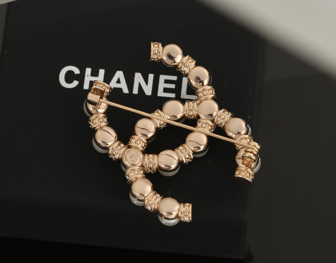 Double-C Emblem Brooch in Polished Metal-Tone – Design 008 close-up detail