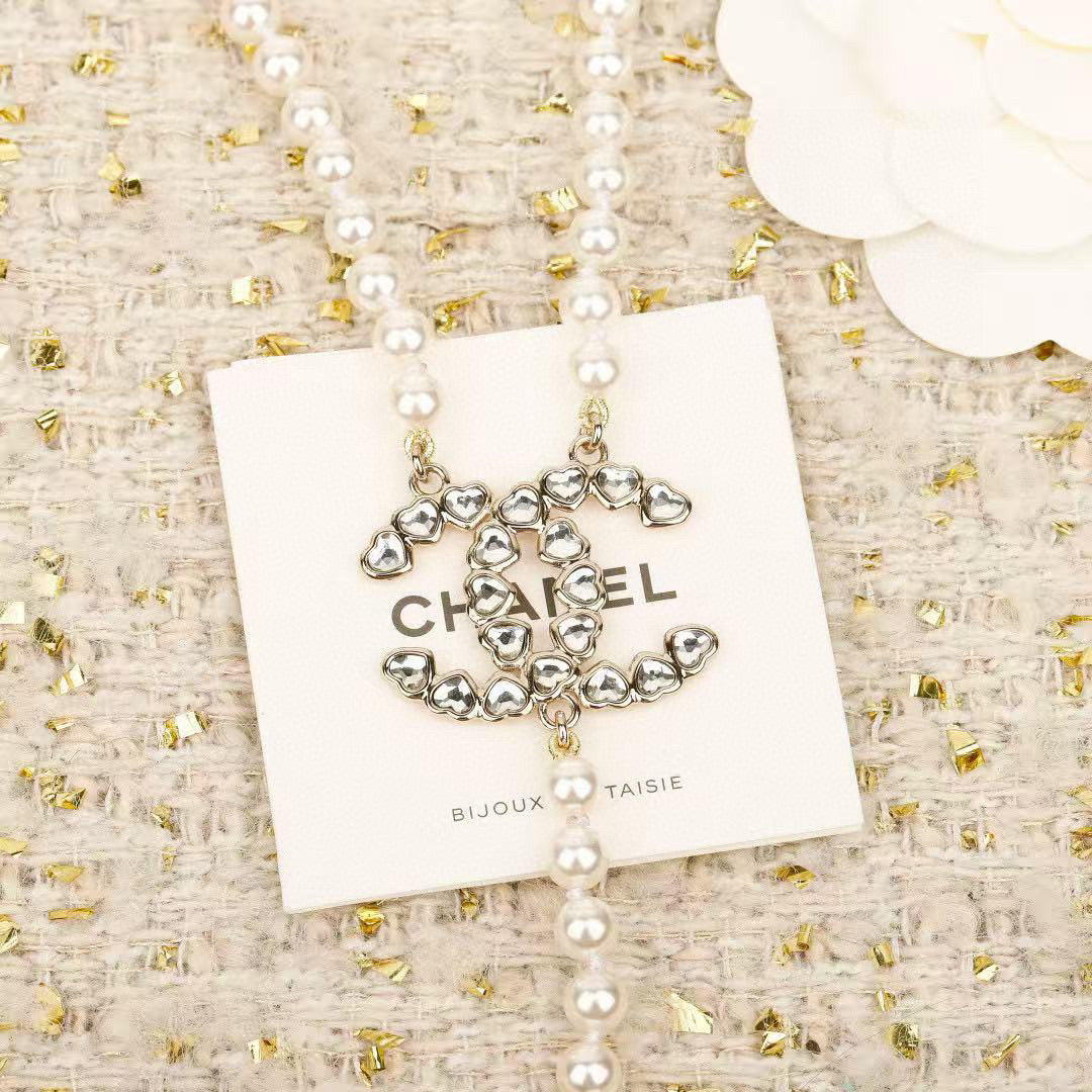 Pearl Pearl-Detail Pendant Necklace – Pearl Detail – Design 064 close-up detail