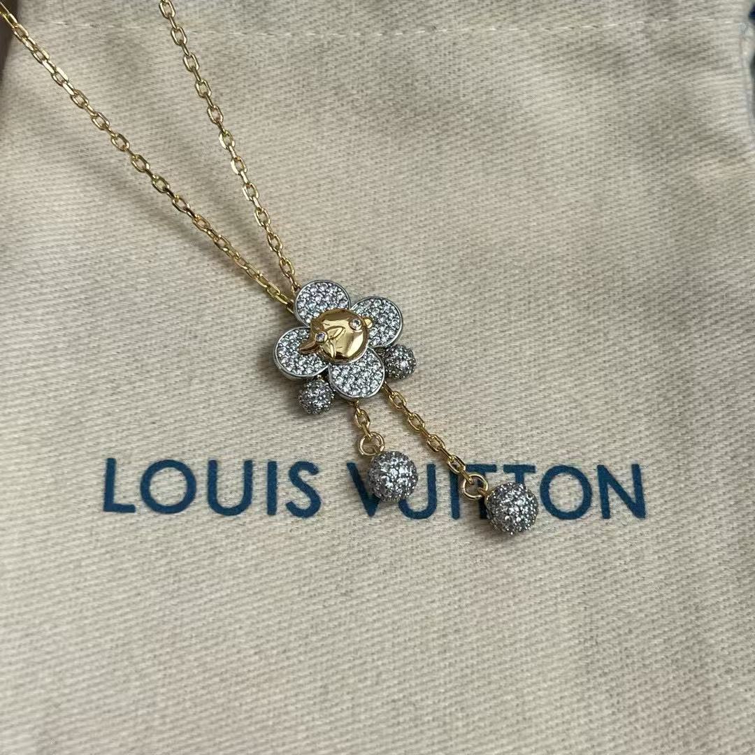 Sunflower Pendant Necklace in Polished Metal-Tone – Sunflower Detail – Design 002 close-up detail