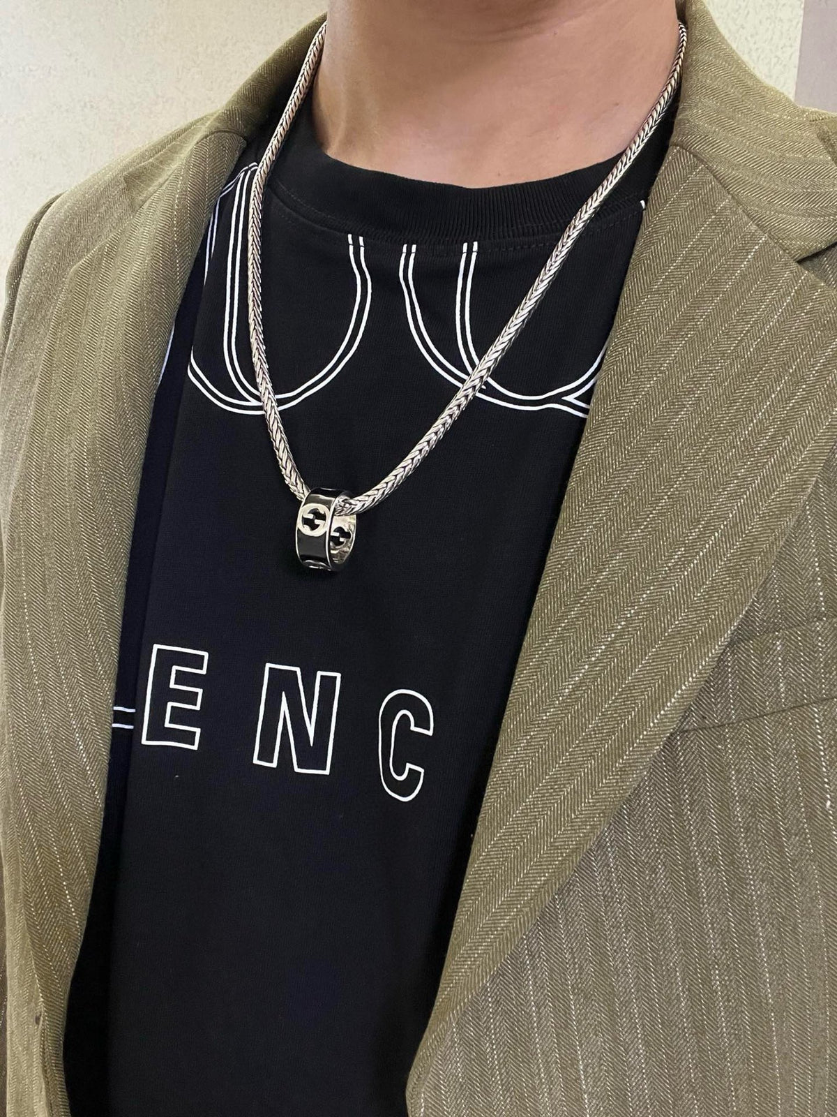 Double-G Emblem Pendant Necklace in Silver-Tone – Vintage Detail – Design 057 side detail