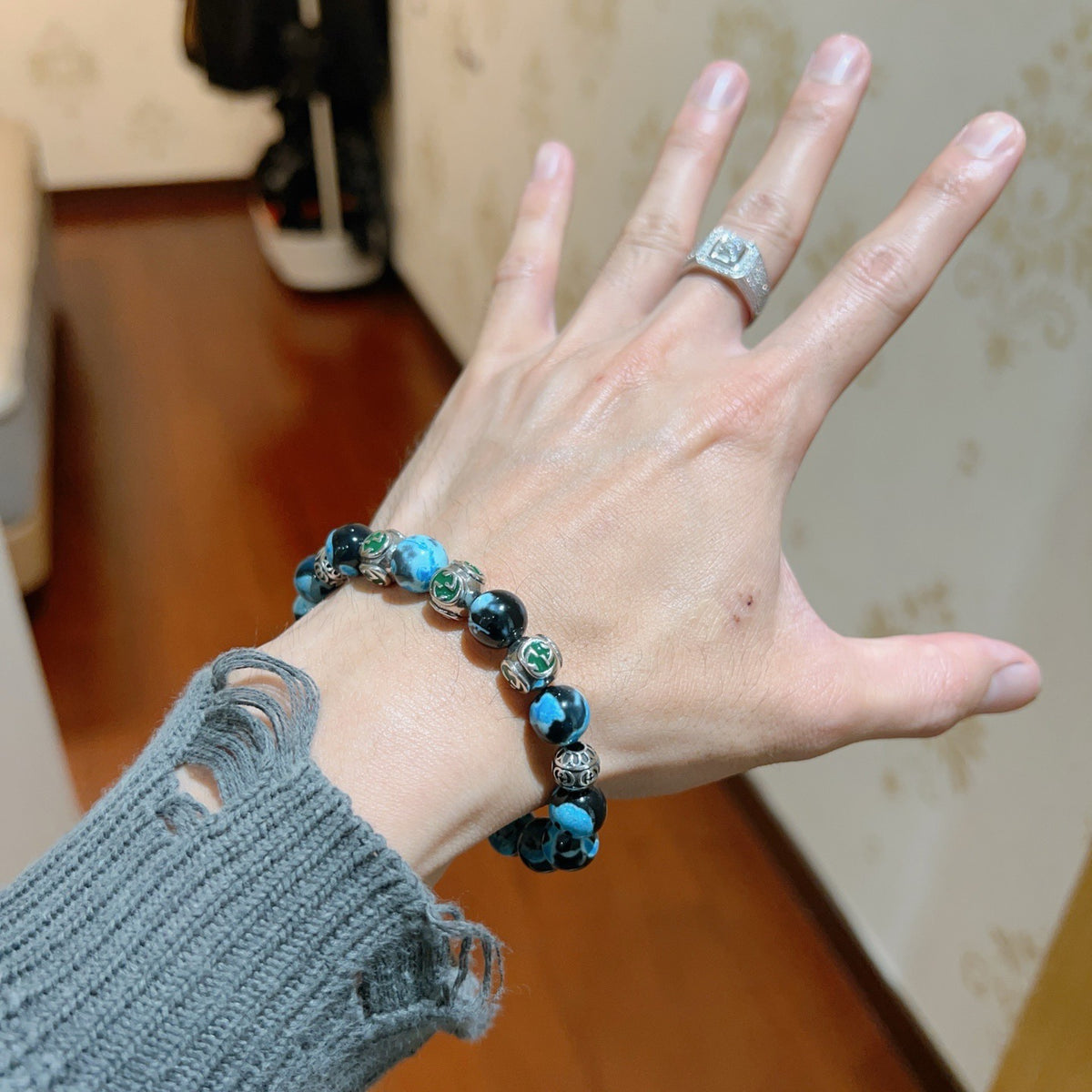 Double-G Emblem Beaded Bracelet in Polished Metal-Tone – Agate Detail – Design 027 detail view