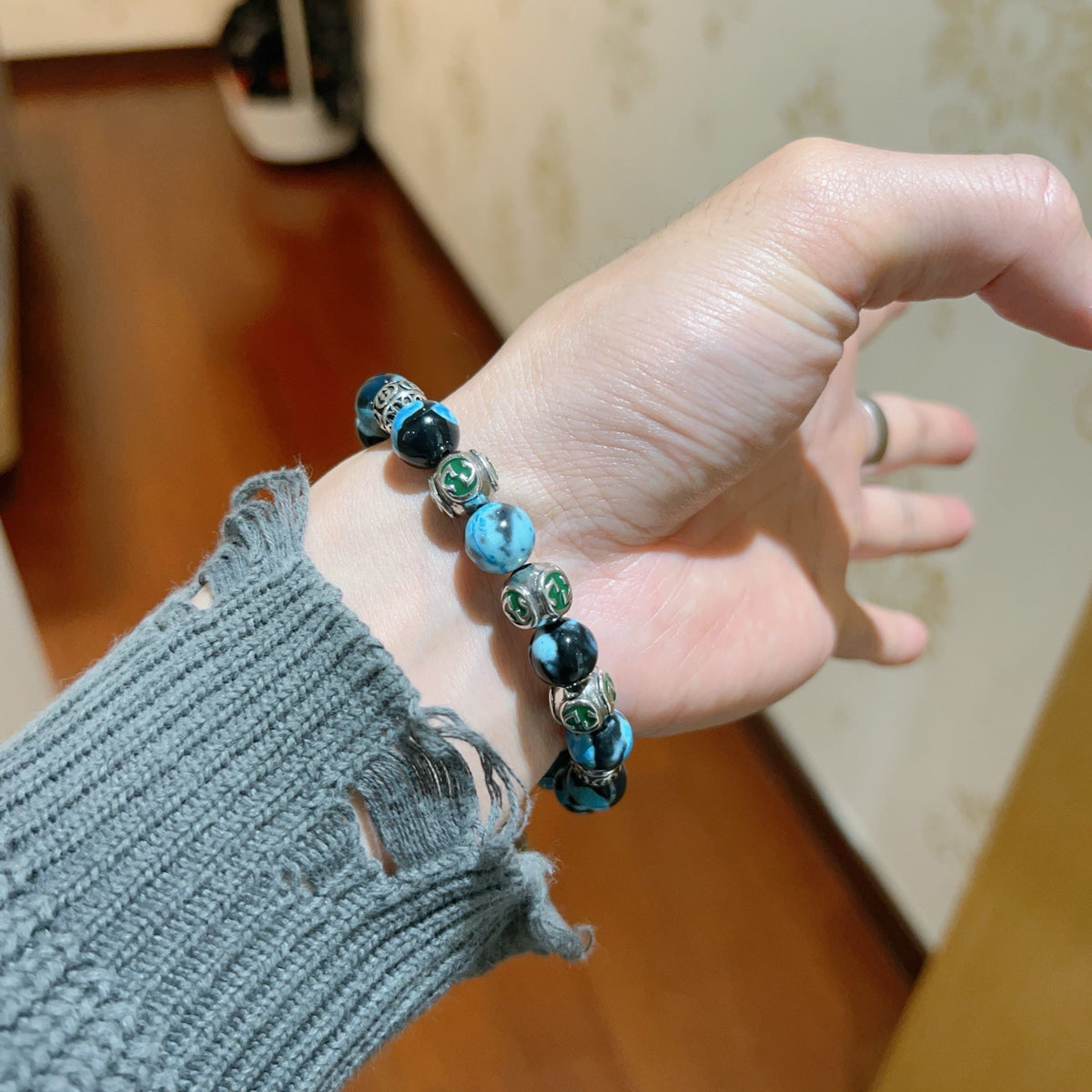 Double-G Emblem Beaded Bracelet in Polished Metal-Tone – Agate Detail – Design 027 side detail