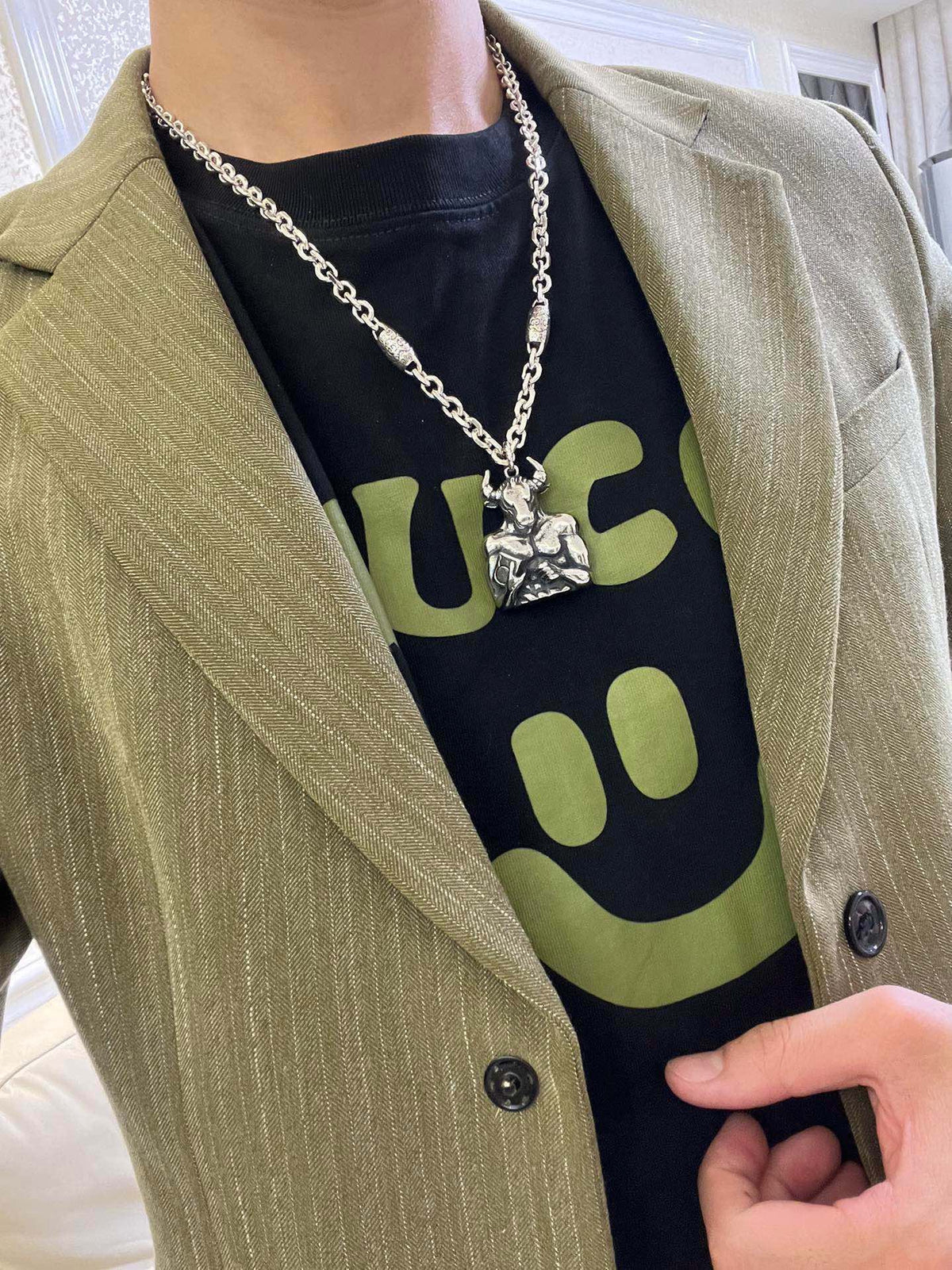 Double-G Emblem Pendant Necklace in Polished Metal-Tone – Vintage Detail – Design 076 detail view