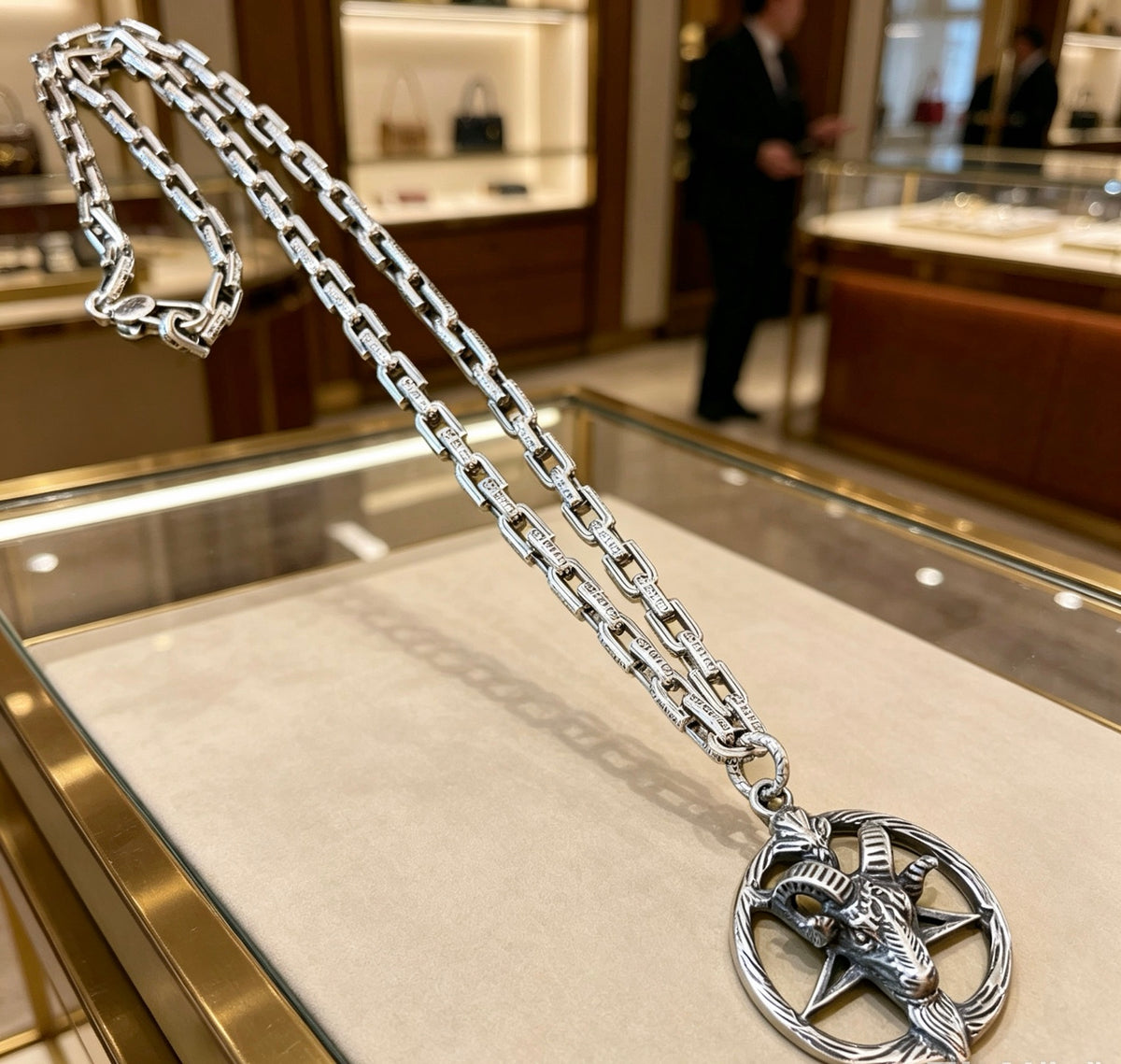 Double-G Emblem Pendant Necklace in Silver-Tone – Vintage Detail – Design 061 close-up detail