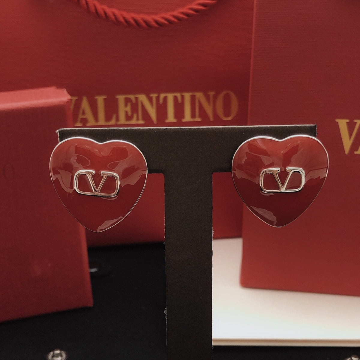 Heart Stud Earrings in Gold-Tone – Red – Design 02 detail view