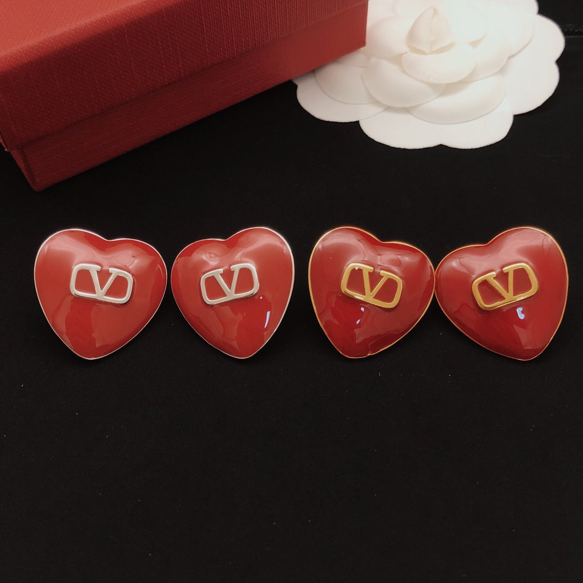 Heart Stud Earrings in Gold-Tone – Red – Design 03 close-up view
