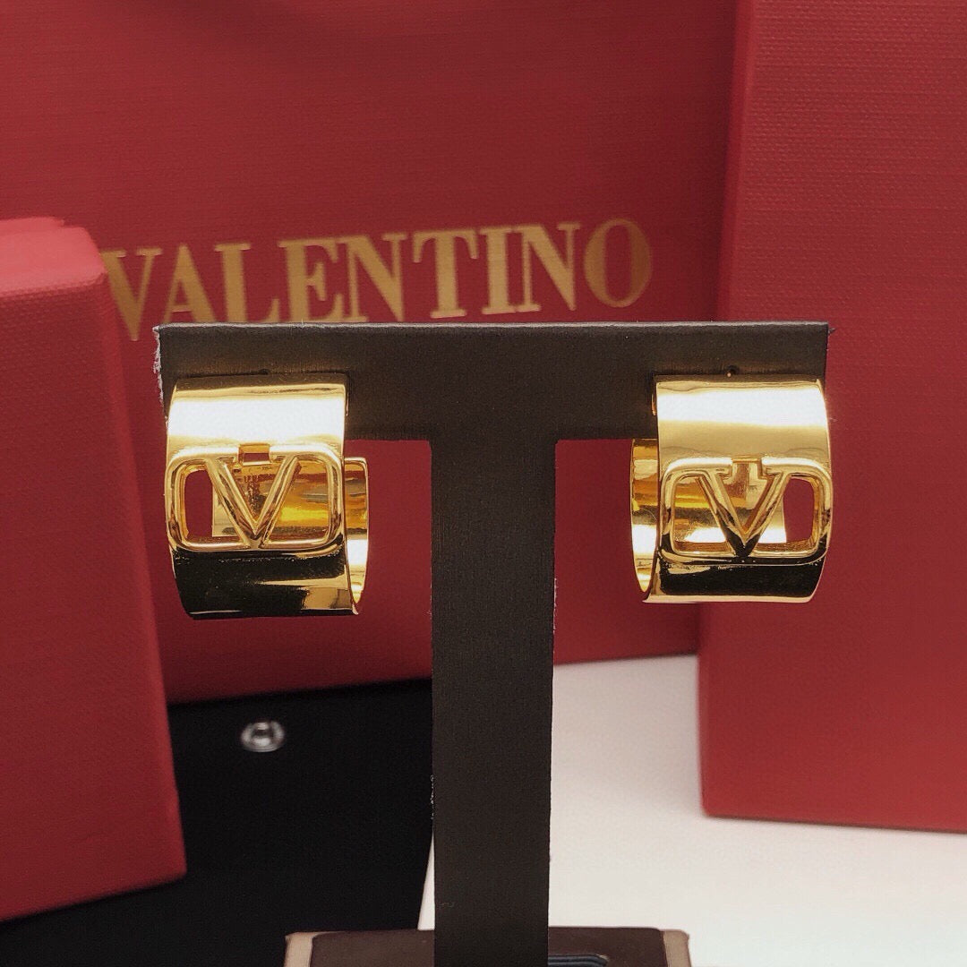 Round Statement Earrings in Gold-Tone – Design 01 styled detail
