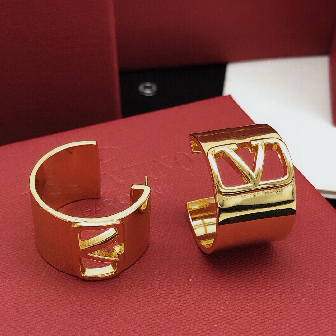 Round Statement Earrings in Gold-Tone – Design 01 front view