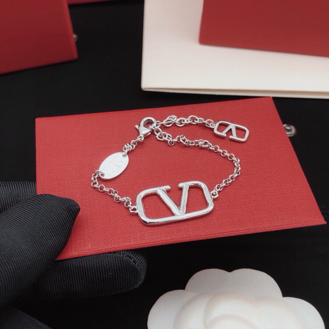 Signature Emblem Bracelet in Gold-Tone – Design 08 detail view