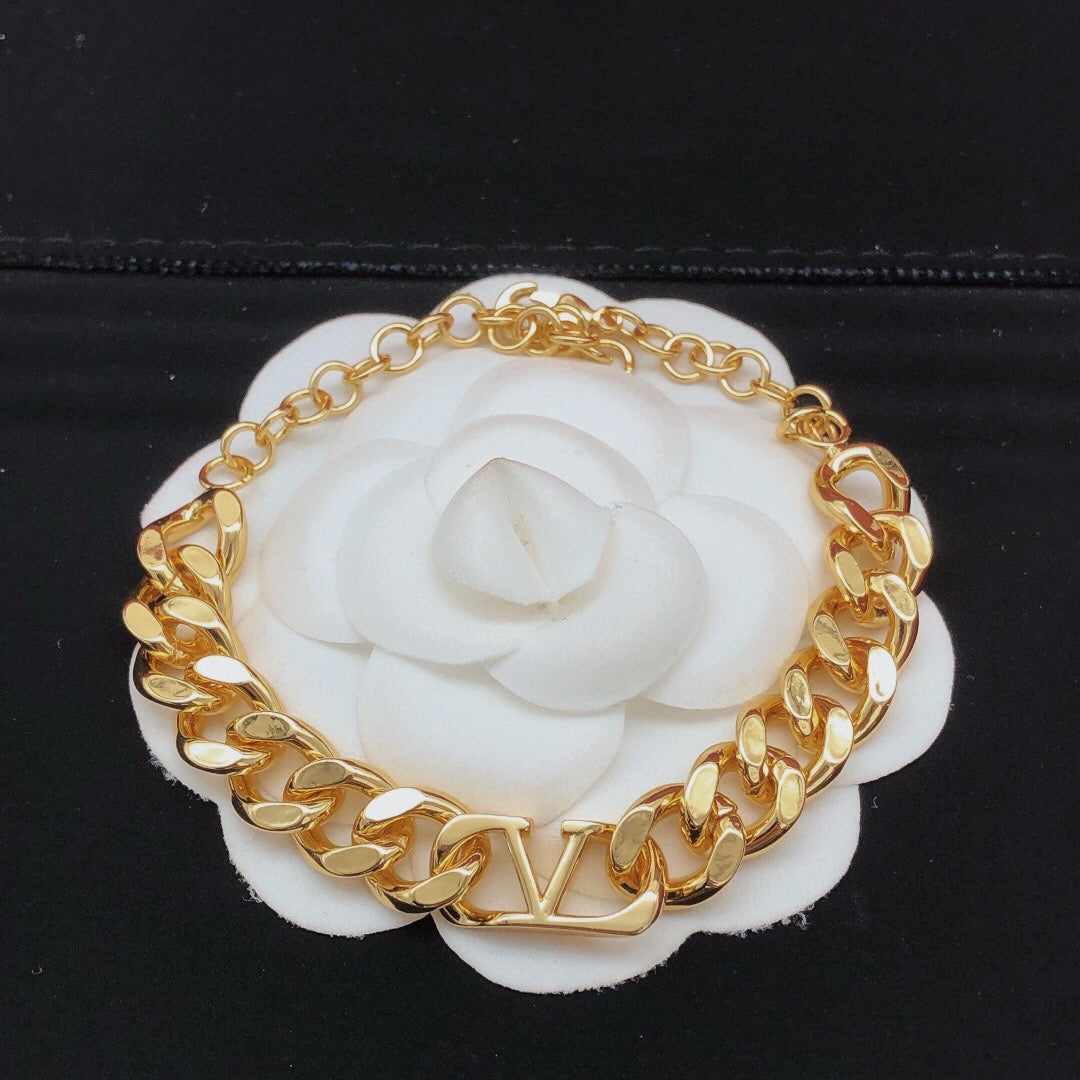 V Emblem Bracelet in Gold-Tone – Design 03 close-up view