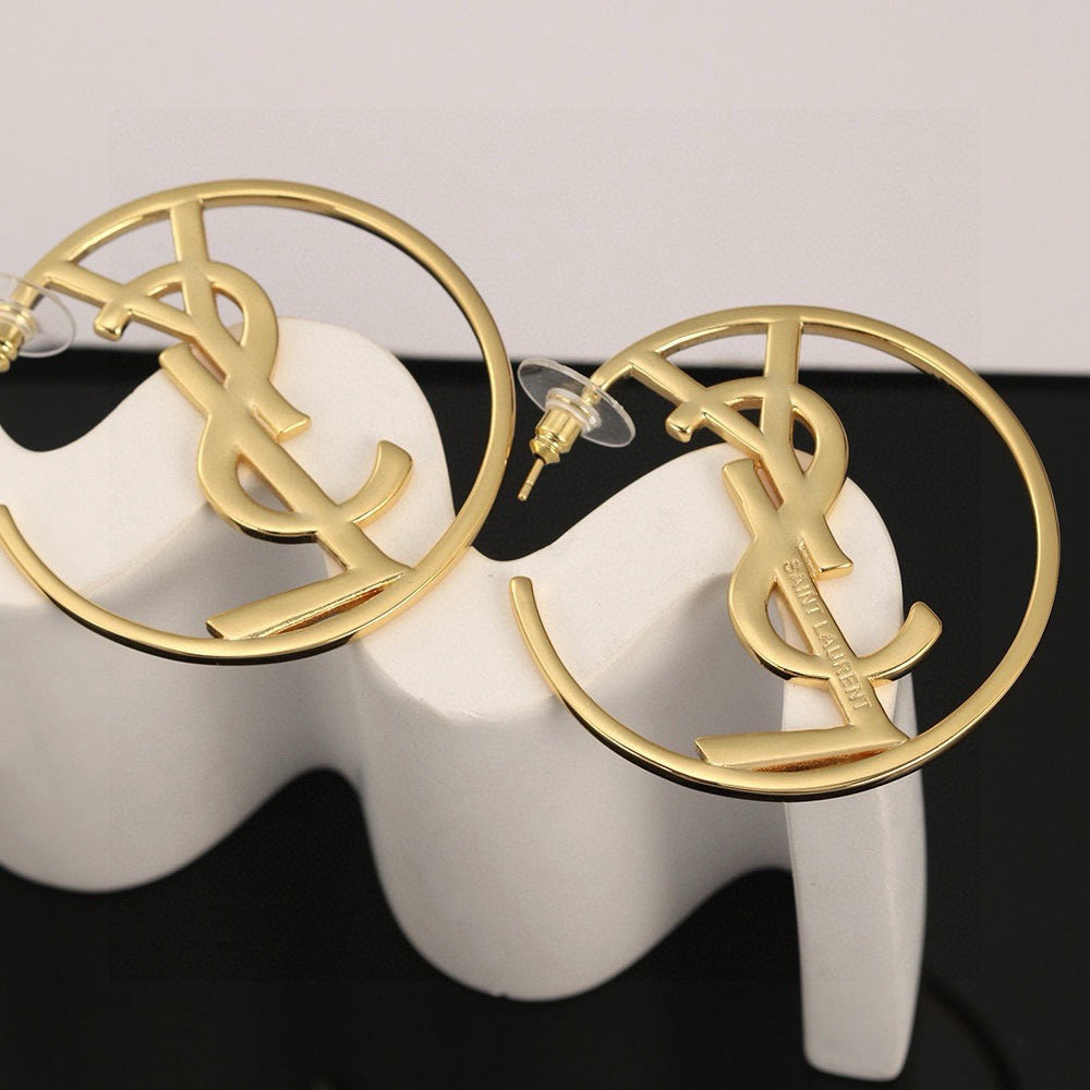Geometric Emblem Brooch in Gold-Tone – Design 004 close-up detail