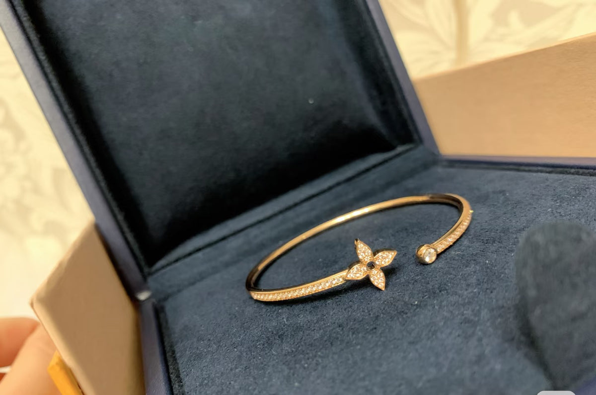 Clover Bangle in Polished Metal-Tone – Clover Detail – Design 003 close-up detail