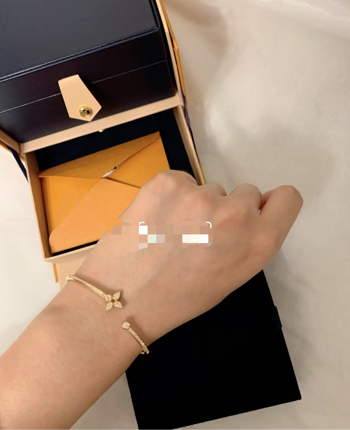 Clover Bangle in Polished Metal-Tone – Clover Detail – Design 003 detail view