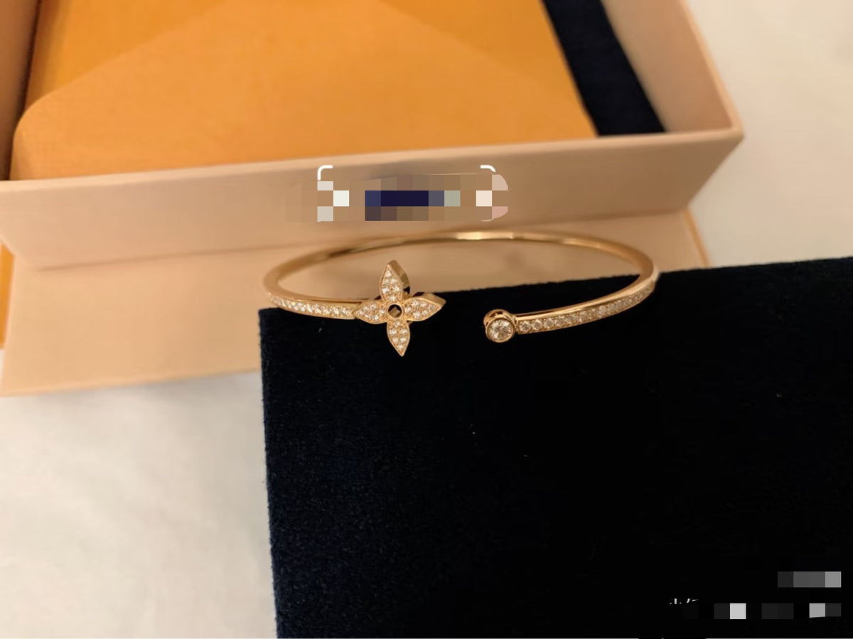 Clover Bangle in Polished Metal-Tone – Clover Detail – Design 003 front product view