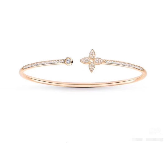 Clover Bangle in Polished Metal-Tone – Clover Detail – Design 018 main product view