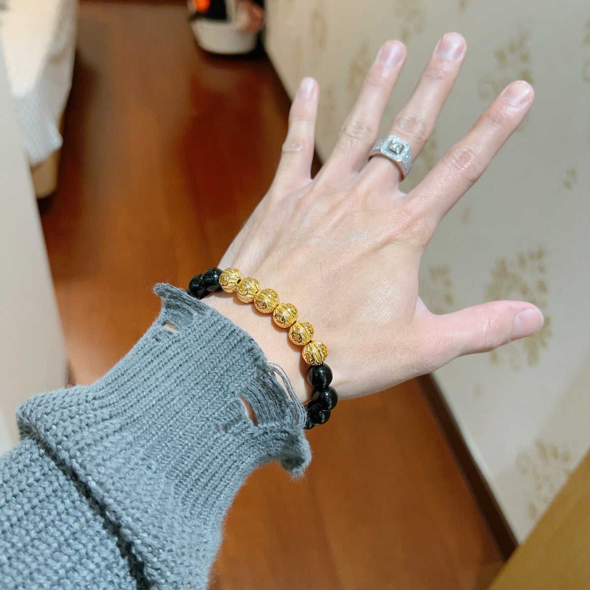 Double-G Emblem Beaded Bracelet in Polished Metal-Tone – Agate Detail – Design 016 detail view