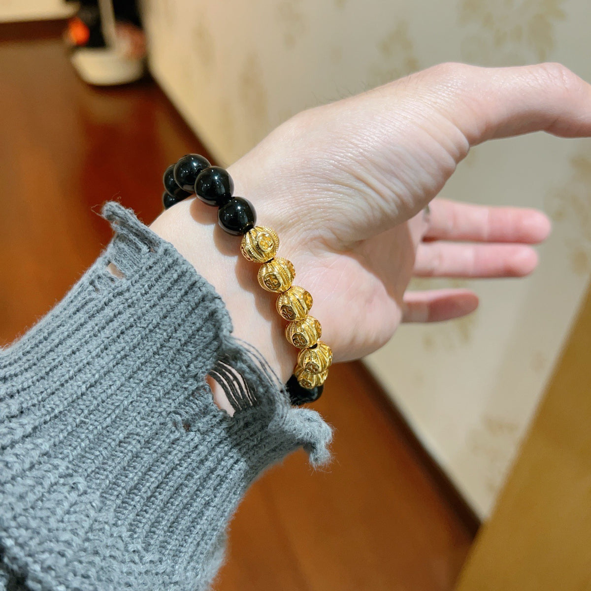 Double-G Emblem Beaded Bracelet in Polished Metal-Tone – Agate Detail – Design 016 side detail