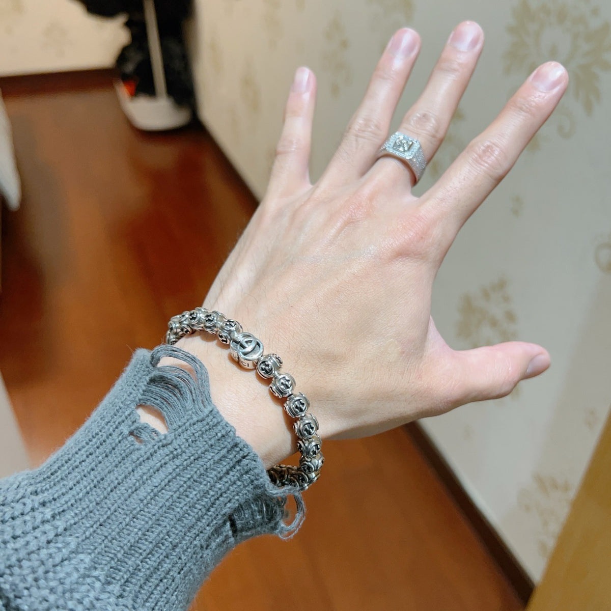 Double-G Emblem Bracelet in Polished Metal-Tone – Design 033 detail view