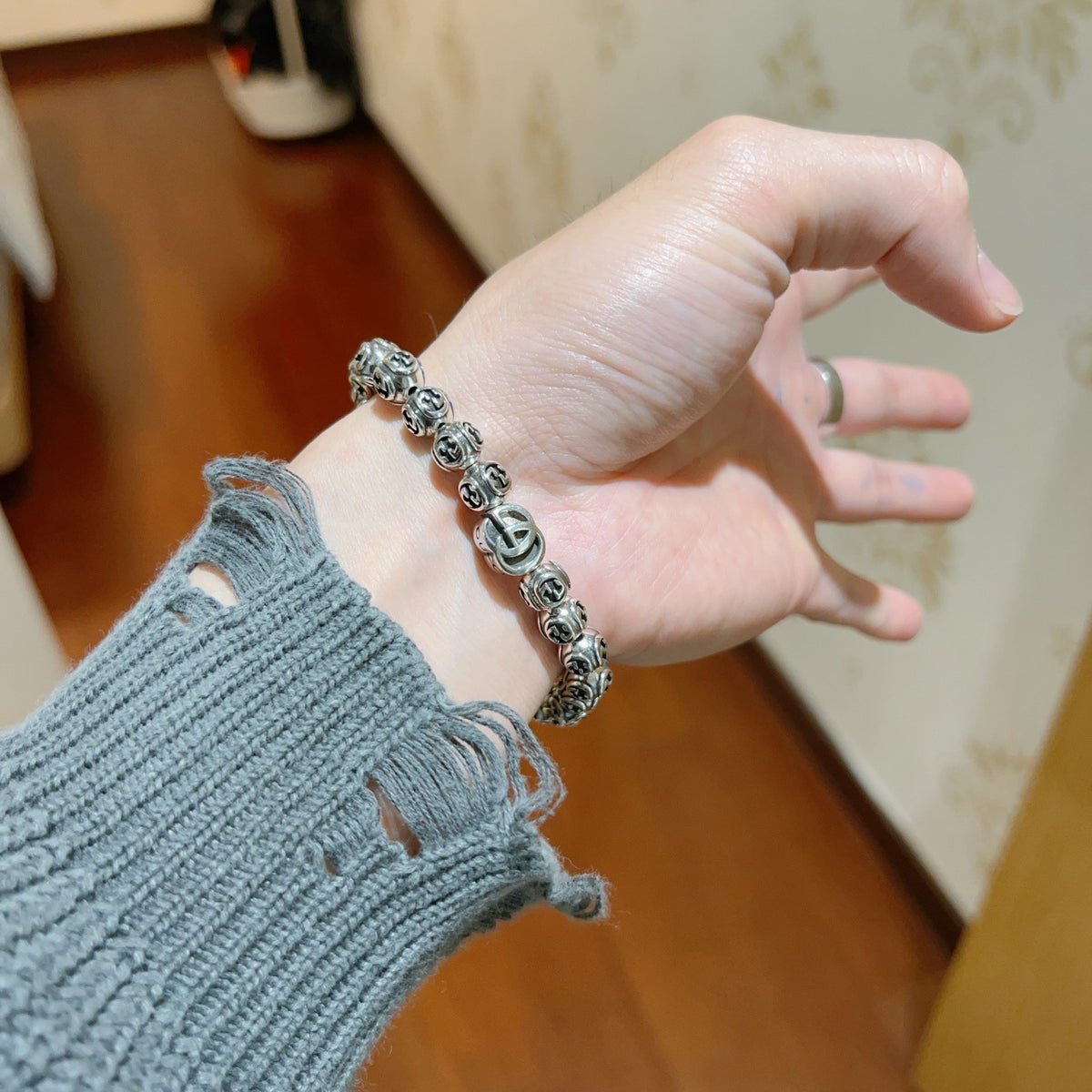Double-G Emblem Bracelet in Polished Metal-Tone – Design 033 side detail