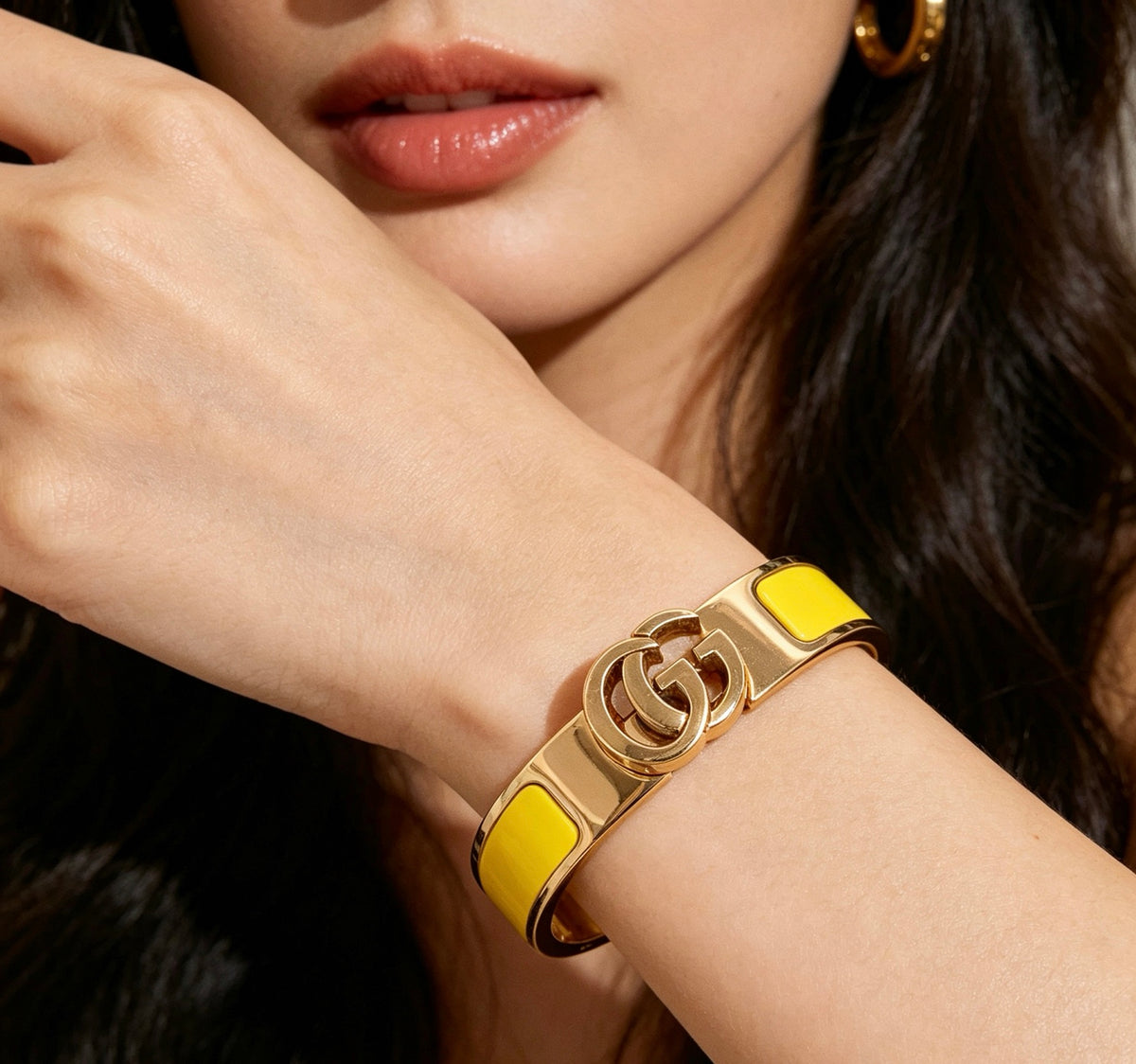 Double-G Emblem Bangle in Gold-Tone – Design 012 close-up detail