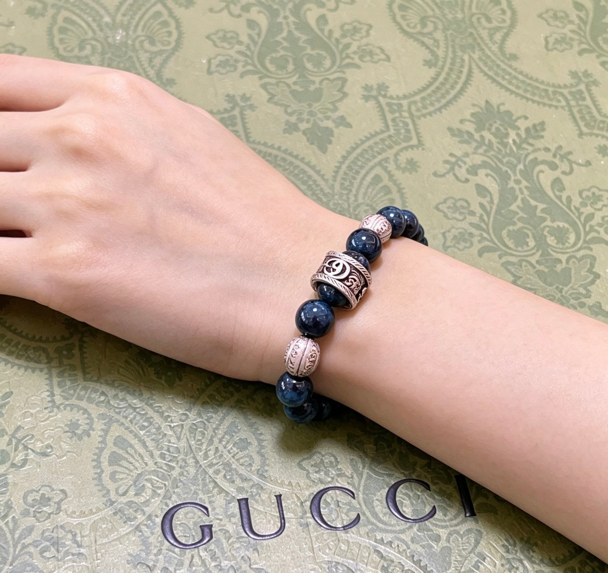 Double-G Emblem Bracelet in Polished Metal-Tone – Design 017 detail view