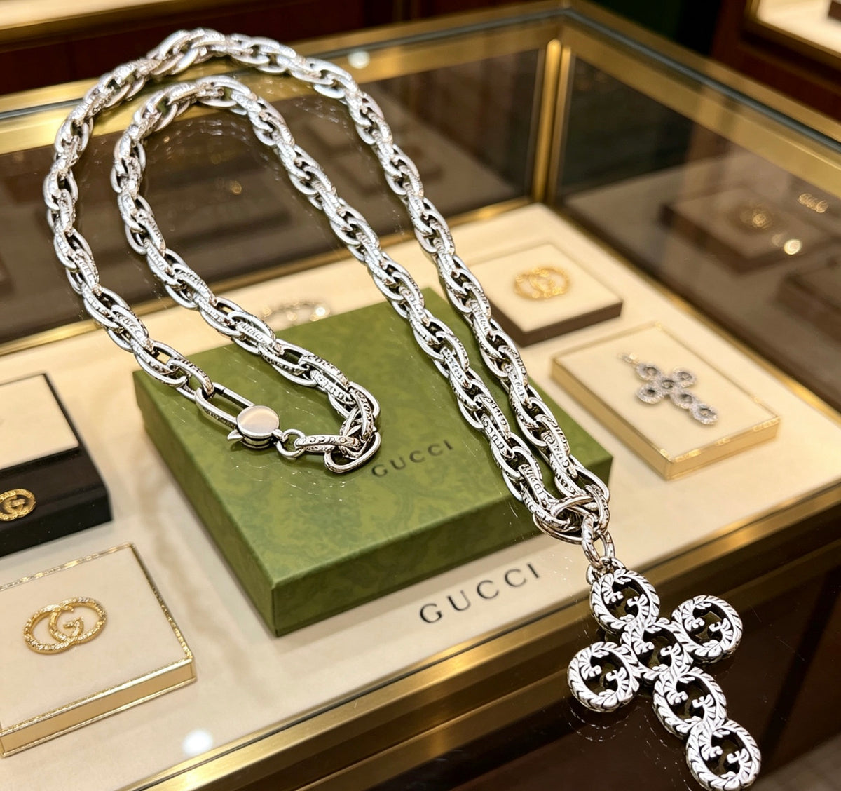 Double-G Emblem Pendant Necklace in Polished Metal-Tone – Vintage Detail – Design 039 side detail