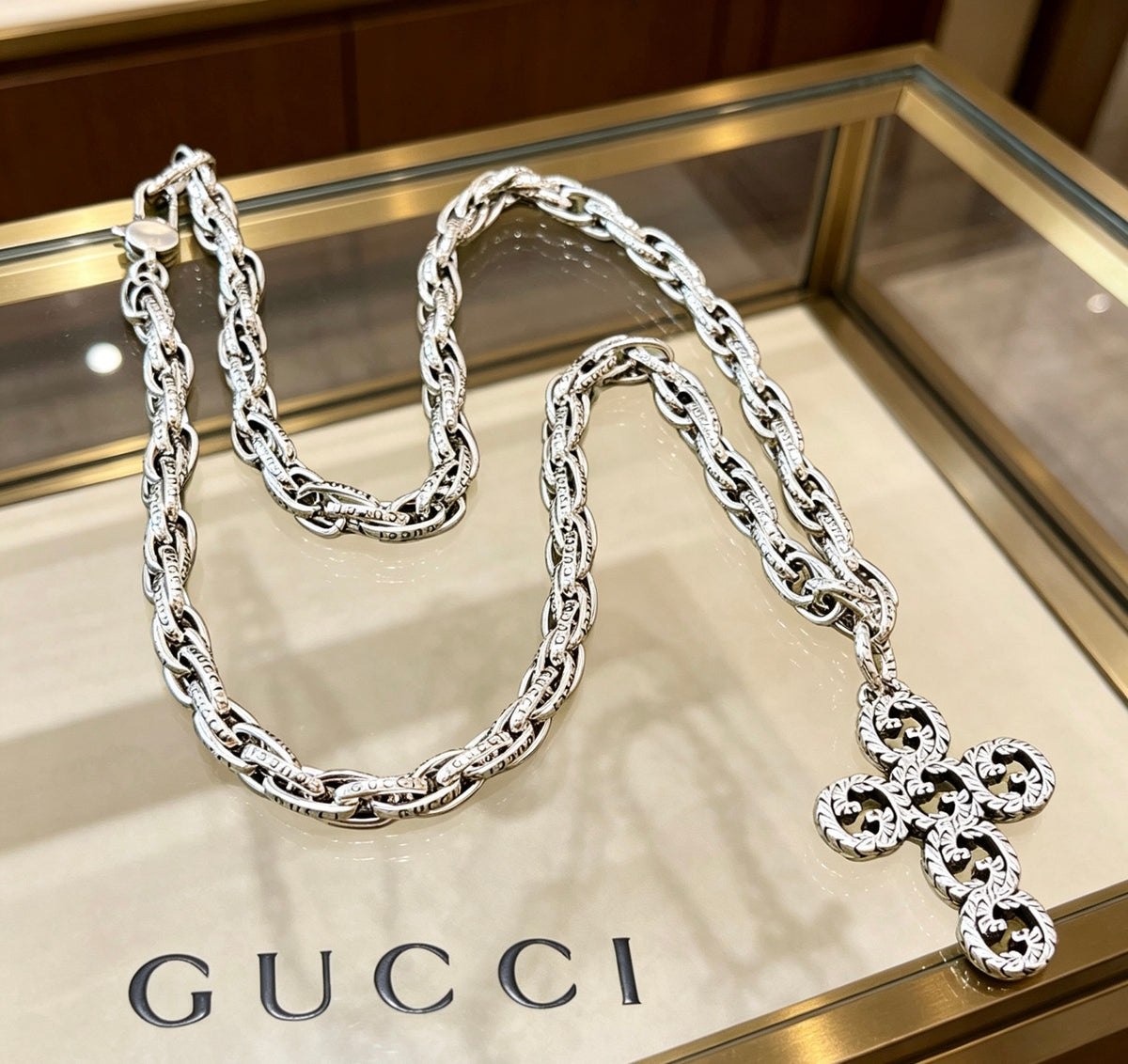 Double-G Emblem Pendant Necklace in Polished Metal-Tone – Vintage Detail – Design 039 close-up detail