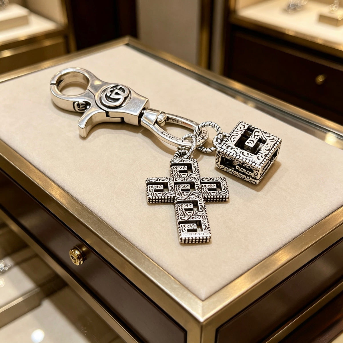Double-G Emblem Keychain in Polished Metal-Tone – Design 032 front product view