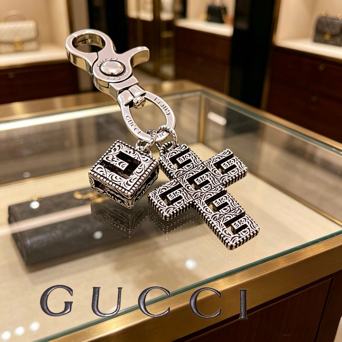 Double-G Emblem Keychain in Polished Metal-Tone – Design 032 side detail