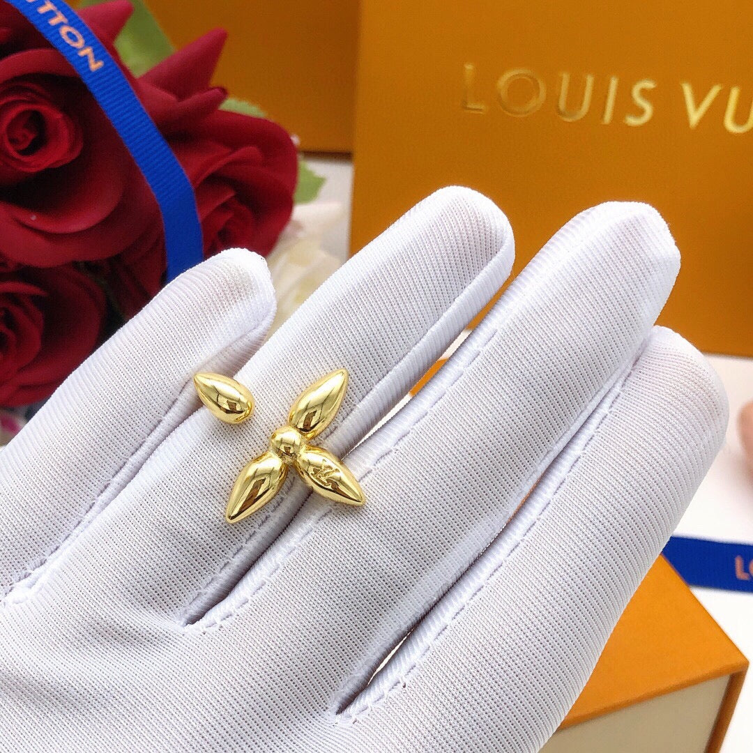 Geometric Emblem Statement Ring in Gold-Tone – Design 008 close-up detail