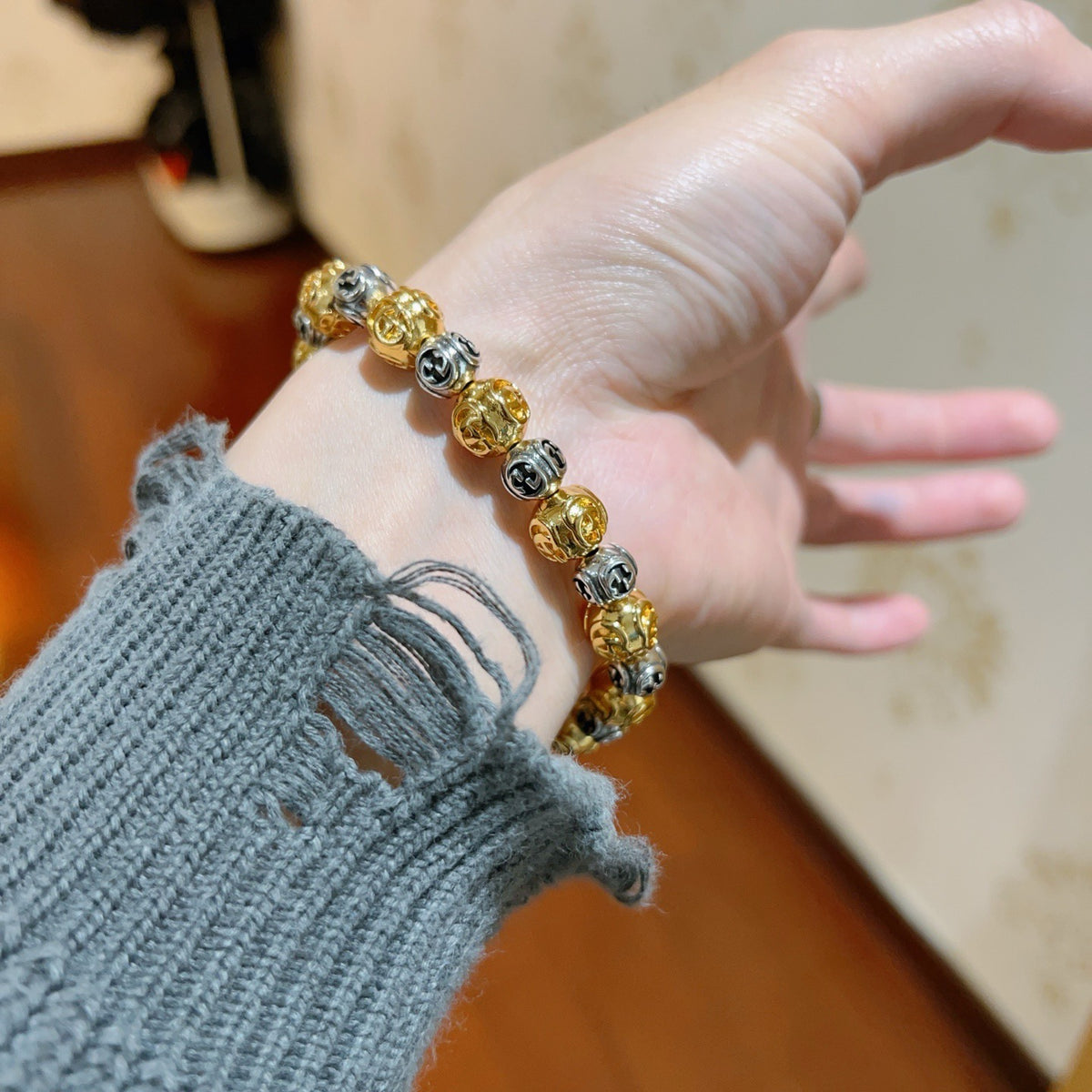 Double-G Emblem Bracelet in Polished Metal-Tone – Design 010 side detail